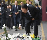 '이태원 참사' 유가족 손 잡은 尹 "뭐라고 위로의 말 드려야할지"