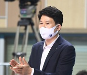 연승 큰 고비 넘는 강성형 감독..."김연경, 장점 네 개나 되는 선수"