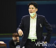 '배구여제' 꺾고 3연승 쌓은 강성형 감독 "체력 있어야 고비도 넘어"