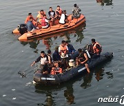 인도 붕괴 다리 현장서 수색하는 구조대원들