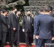 '이태원 참사' 조문하는 주호영 원내대표와 의원들