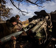 러 군에 152 mm 곡사포 발사 장전하는 우크라 군