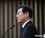 정책의원총회 발언하는 이재명 민주당 대표