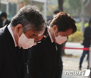 한상혁 위원장, 이태원 사고 사망자 합동분향소 조문