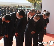 허창수 회장, 이태원 사고 사망자 합동분향소 조문