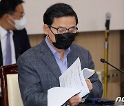 자료살펴보는 김순호 경찰국장