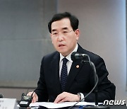 이차전지 산업전략 원탁회의 하는 이창양 장관