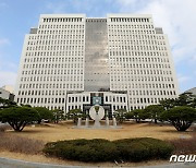 검찰, 기절한 동료 모텔에 방치해 숨지게 한 20대들에게 금고 1년6월 구형