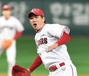 [포토]김민식의 포일에 놀라는 김광현