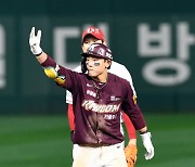 [포토]키움 김태진, SSG 김광현 상대 동점 2루타