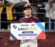 [포토] 전병우, KS1차전 데일리 MVP 차지