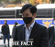 고개 숙인 채 법정 향하는 '양현석' [TF사진관]