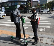 지난해 전동킥보드 타다 19명 숨져… “안전모 쓰고 우측통행 해야”