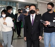 이스타 채용비리 이상직 기소…'문재인 前 사위' 수사로 확대되나