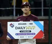 ‘1홈런 3타점’ 키움 전병우, KS 1차전 MVP