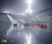 인도에서도..몰려든 축제 인파에 다리 붕괴 최소 140명 숨져