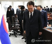 [속보]尹대통령, 이태원 참사 녹사평역 합동분향소 조문