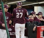 [포토]역전주자 김태진 맞이하는 홍원기 감독