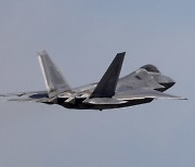 미군, 일본 오키나와에 현존 최강 전투기 F-22 잠정 배치