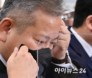 [포토]검정색 마스크로 교체하는 이상민 행안부 장관