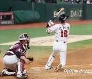 [포토]선제 적시타 날리는 SSG 김성현