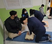 "당황하지 않고 꼭 살리겠다"…중학생 CPR 교육현장 가보니 [영상]