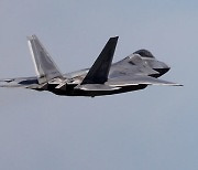 미군, 일본 오키나와에 현존 최강 전투기 F-22 잠정 배치