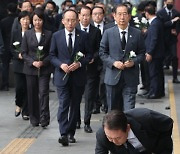 윤석열 대통령 이태원 추모공간 방문[경향포토]