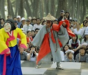 해학·풍자 대명사 '한국 탈춤', 인류무형유산 등재될 듯