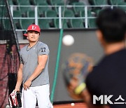 추신수 ‘KS1차전 앞두고 둘째 아들과 캐치볼’ [MK포토]