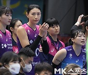 팀 패배 지켜보는 김연경 [MK포토]