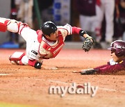 [MD포토] 김민식 '김휘집 태그를 해야 하는데'