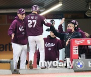 [MD포토] 기뻐하는 홍원기 감독 '어서 와! 김태진'