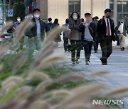 비경제활동인구 비중 2000년來 '최저'…고령화에 60세 이상만 늘어