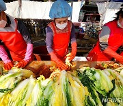 청주 육거리시장서 사랑의 '김장 나눔'