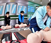 CPR 교육받는 성지초 학생들