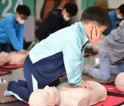 생명을 살리는 힘, CPR 교육받는 초등학생들