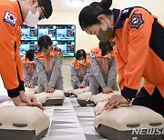 심폐소생술 배우는 여성의용소방대