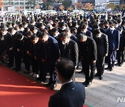 민주당, 이태원 사고 사망자 합동분향소 조문