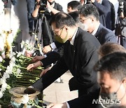 이창용 한은 총재, 이태원 사고 사망자 합동분향소 조문