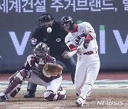 적시타 치는 SSG 김성현