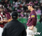 이지영, '안우진 물집 좀 체크 할게요' [사진]