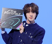 방탄소년단 진 'The Astronaut' 써클 차트 1위..'글로벌 인기'