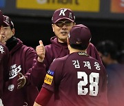 홍원기 감독 '김재웅에게 엄지척'[포토]