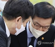 인사 나누는 방문규 국무조정실장과 김주현 금융위원장