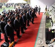 국민의힘, 이태원 사고 사망자 합동 분향소 조문