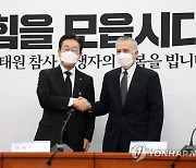 필립 골드버그 주한 미국대사와 악수하는 이재명 대표