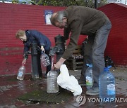 물병에 물을 채우는 키이우 주민들