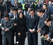 추모 공간 찾은 윤석열 대통령과 국무위원