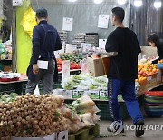 소상공인과 전통시장, 이번 달에도 체감경기 악화 전망